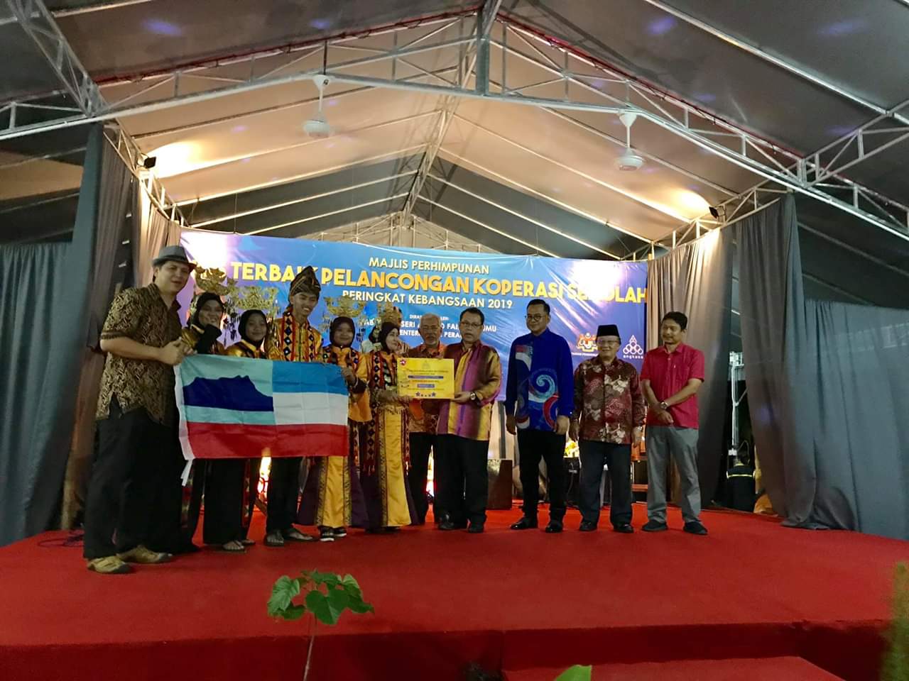 Koperasi SMK Badin Tuaran Bhd menerima hadiah hos PKS terbaik 2019